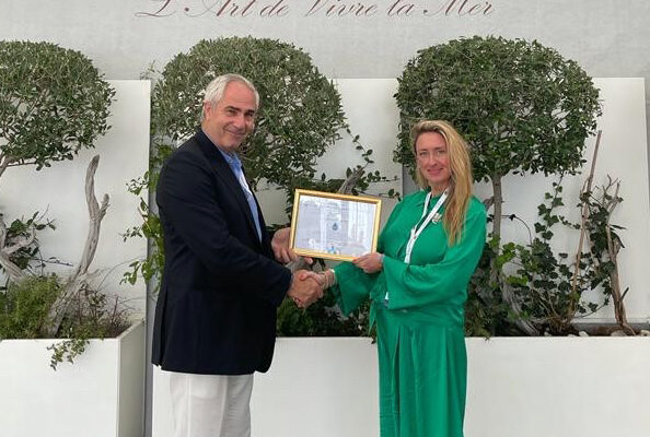 Sophie Edmonds, CEO of The Water Smart Foundation, presents Donald Mc Taggert of WET Marine with the award for supporting the WSF in 2019 and preventing 8 000 + single use plastic bottles from polluting earth and ocean. The award was presented at the prestigious Monaco Yacht Club.